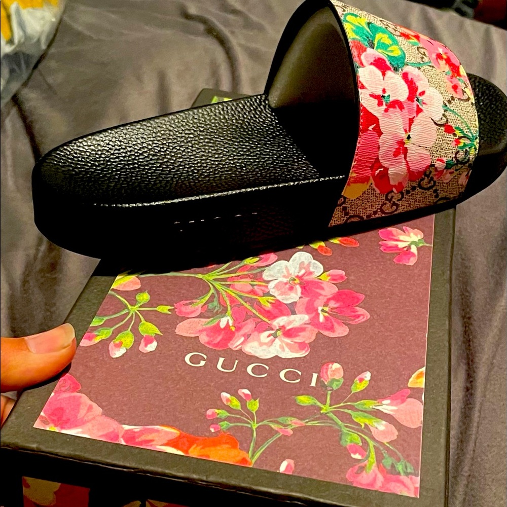 Gucci slides never worn